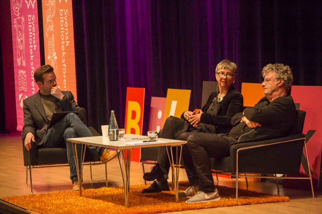 Kim Salomon och Annika Olsson samtalar om "intellektuella" med Magnus Bremmer på Biblioteksdagarna i Växjö.